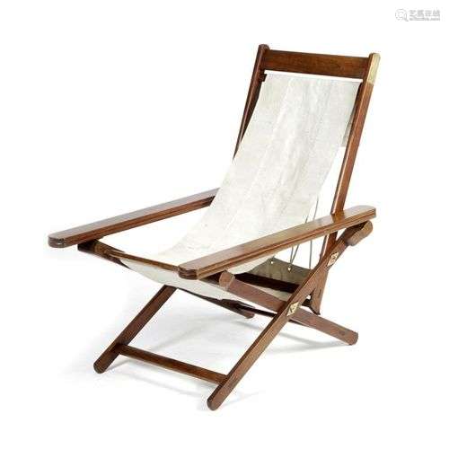 UNE CHAISE DE PLANTEUR PLIANTE EN BOIS DUR POSSIBLEMENT CAMP...