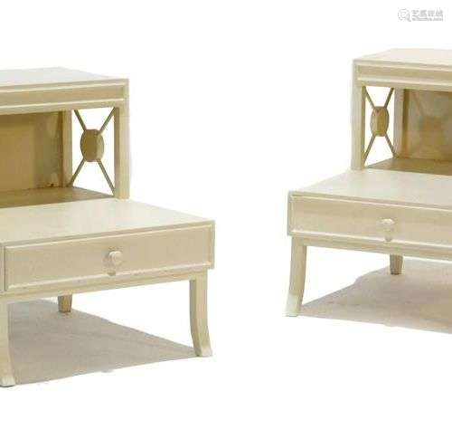 PAIRE DE TABLES DE LIT EN PIN PEINTES DE STYLE REGENDA, MODE...