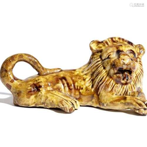 MODÈLE DE LION RECUMBANT EN POTERIE NAÏVE, GLAÇÉ PAR L'ÉCLAI...