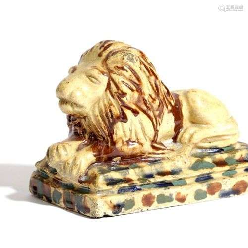 MODÈLE DE POTERIE D'UN LION RECUMULANT 19e SIÈCLE avec une g...