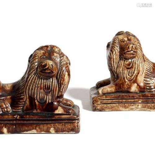 PAIRE DE LIONS EN POTERIE DU STAFFORDSHIRE FIN DU 18e / DÉBU...