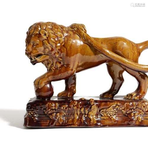 POTERIE DU STAFFORDSHIRE LION MEDICI GLAÇÉ EN TREACLE C.1840...