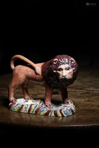 LION EN POTERIE PEARLWARE DU STAFFORDSHIRE, datant de 1820-3...