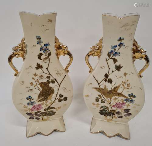 Dans le goût de SEVRES, Paire de vases en faïence à anses, d...