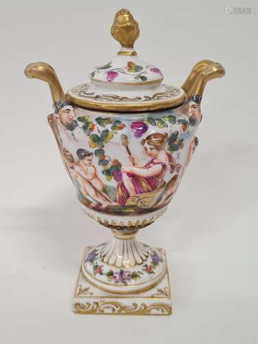 CAPODIMONTE, petite urne couverte en porcelaine à décor poly...