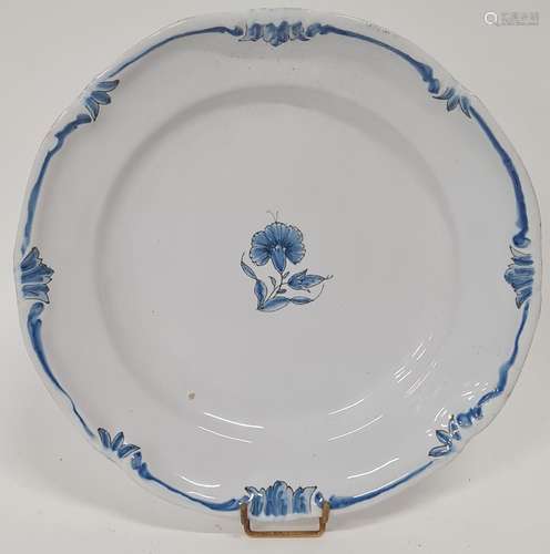 LUNEVILLE, Assiette en faïence, décor aux agrafes, époque mi...