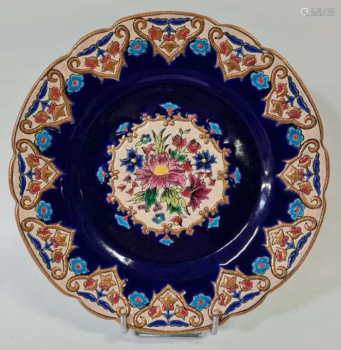 LONGWY, Assiette décor sur fond bleu de Sèvres, émaux en rel...