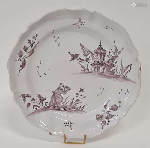 LUNEVILLE, Assiette en faîence, décor manganèse au chinois e...