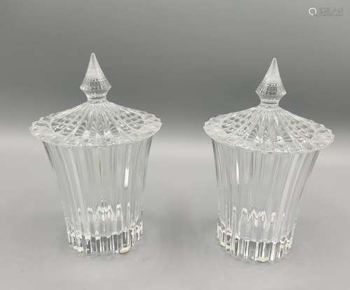 Paire de pots couverts en cristal. Marque et signature de BA...