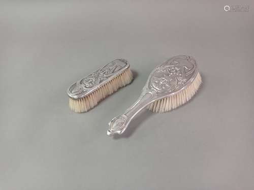 Lot de 2 brosses ART NOUVEAU aux montures en argent et argen...