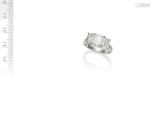 BOODLES: DIAMOND THREE-STONE RING