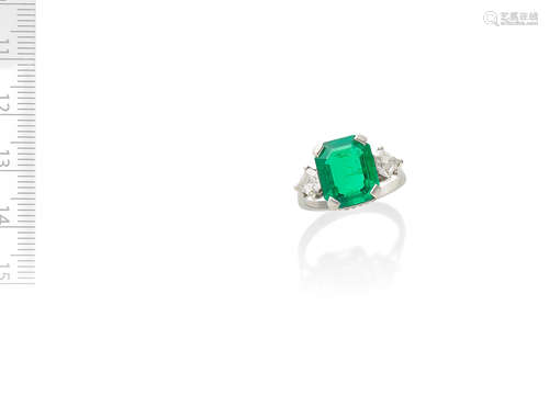 EMERALD AND DIAMOND RING