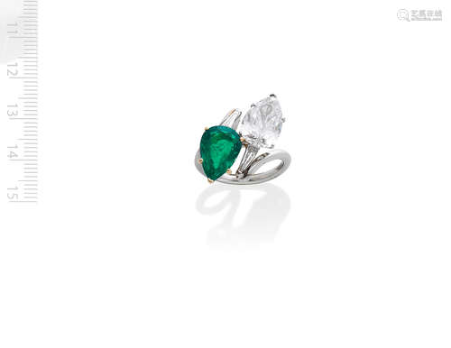 EMERALD AND DIAMOND 'TOI ET MOI' RING