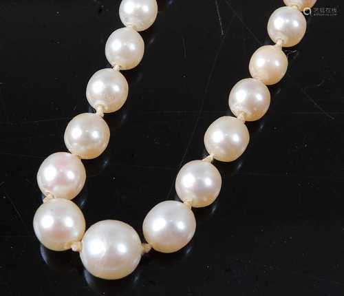 A cultured pearl single string necklace, the graduated knott...