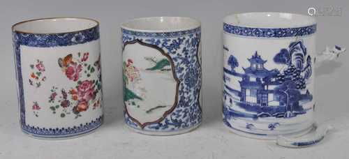 An 18th century Chinese blue and white tankard, having famil...