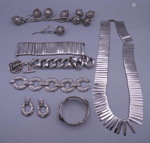 A quantity of contemporary white metal jewellery.