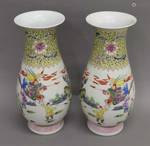 A pair of Chinese porcelain vases decorated with warriors. 4...