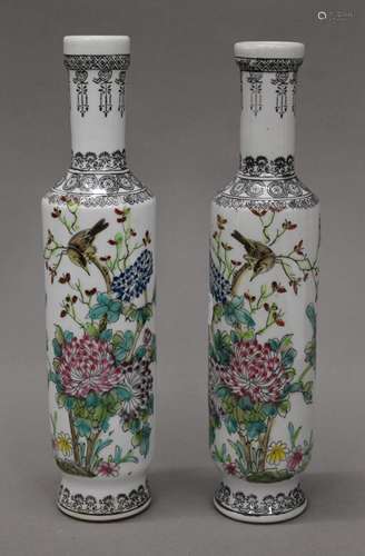 A pair of Chinese Republic Period porcelain vases. 25 cm hig...