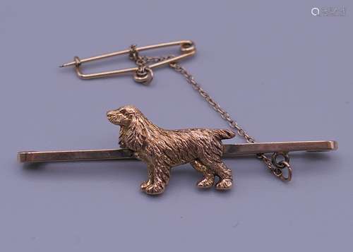 A 9 ct gold spaniel tie pin bar. 5 cm long. 3.4 grammes.