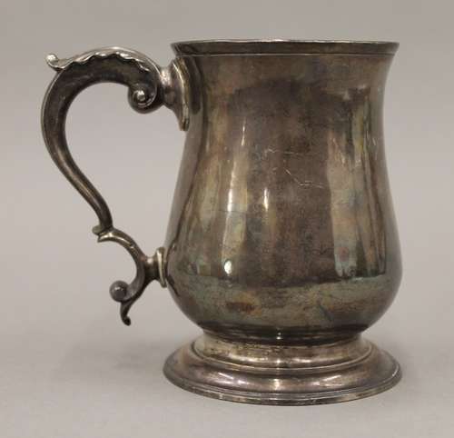 A Georgian silver tankard. 12 cm high. 348.8 grammes.