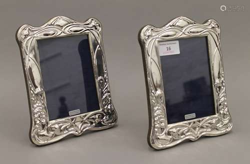 A pair of silver photograph frames. 16 x 20 cm.