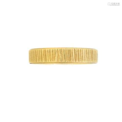 An 18ct gold textured band ring,