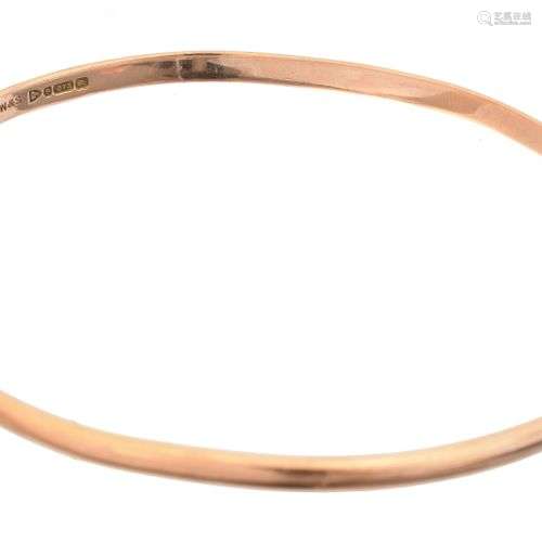 A 1920s 9ct gold bangle,