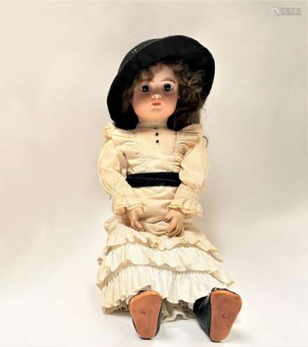 Une poupée française avec tête en biscuit coulée