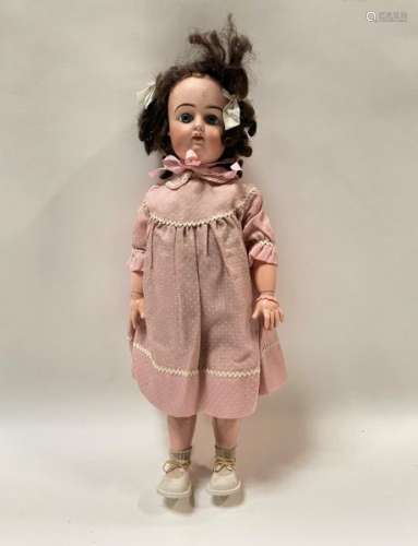 Une poupée française avec tête en biscuit pressé
