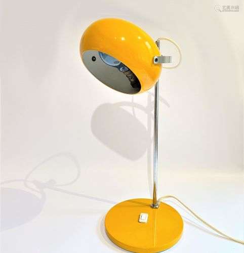 Lampe design en métal jaune