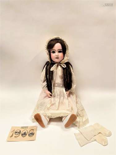 Une poupée française avec tête en biscuit