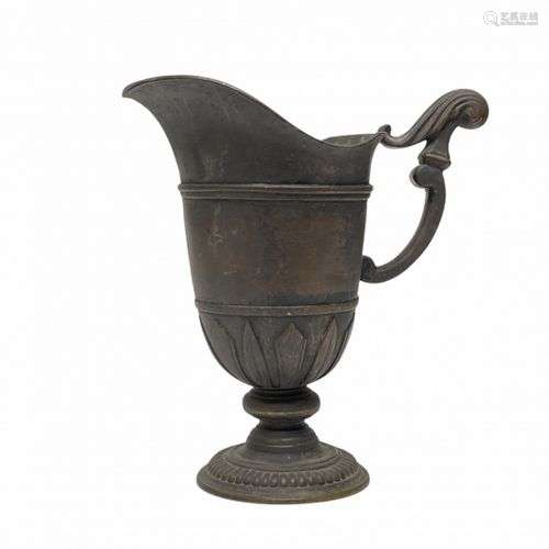 XVIIIème siècle, petite aiguière en bronze