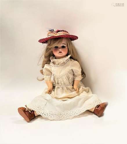 Une poupée française avec tête en biscuit FLEISCHMANN