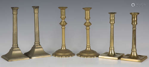 A pair of George III brass candlesticks with downswept squar...