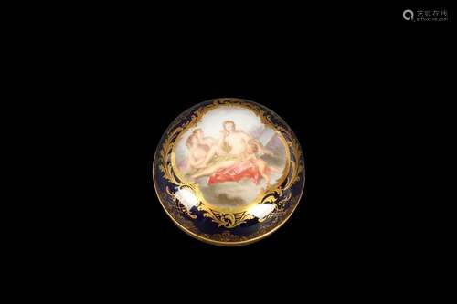 A 19TH CENTURY MEISSEN PORCELAIN PILL BOX DECORATED WITH A S...