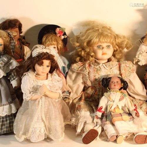 Lot de 8 poupées tête porcelaine.
