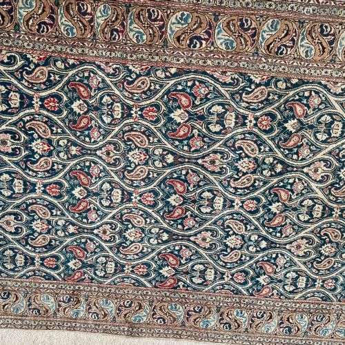 Tapis d'orient en laine à décor de boteh. 212 x 140 cm.