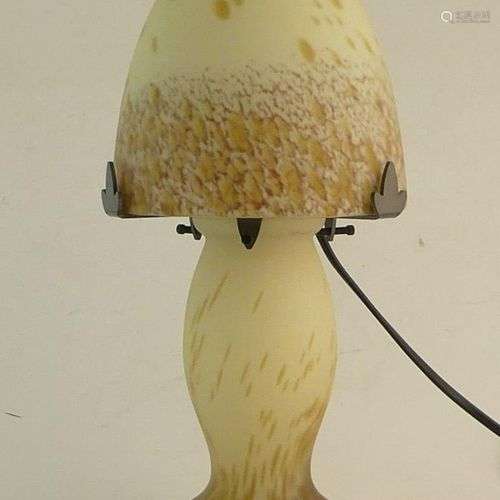 Lampe champignon en verre nuagé. Haut : 30 cm env.