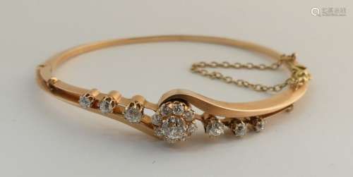 Bracelet semi rigide en or rose 14 carats serti de diamants....