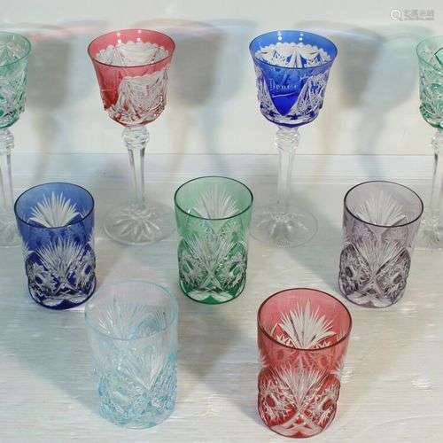 9 verres en cristal de couleur dont 4 verres à pied.