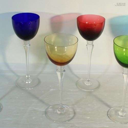 Saint Louis. 6 x verres en cristal de couleur. Haut : 23,5 c...