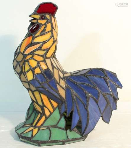 Lampe en verre de couleur en forme de coq. Haut : 27 cm.