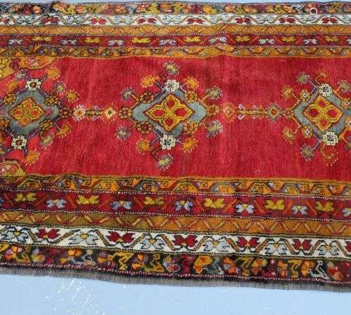 Tapis d'orient en laine. 207 x 129 cm.