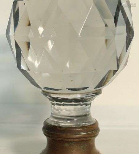 Boule de rampe d'escalier en verre facetté. H. 17.5 cm.