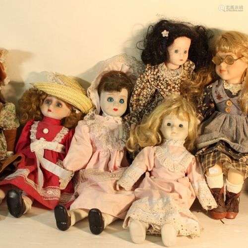Lot de 8 poupées tête porcelaine.