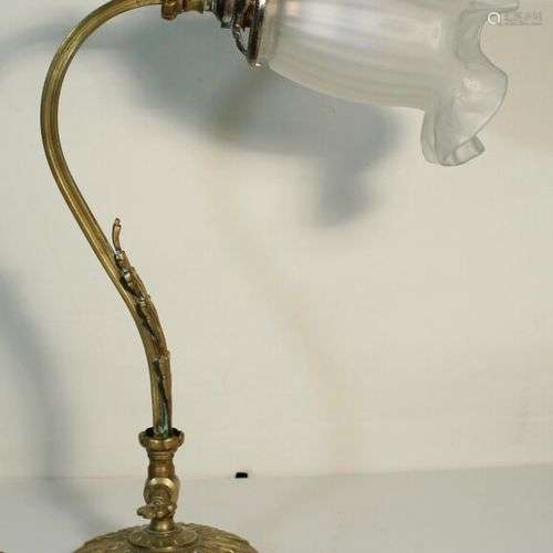 Lampe à poser en bronze. Tulipe en verre dépoli. H. 37 cm.