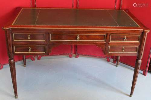 Bureau en acajou de style Louis XVI.