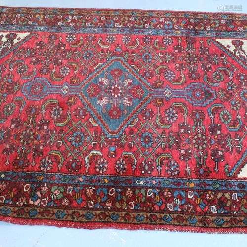 Tapis d'orient en laine. 197 x 134 cm.