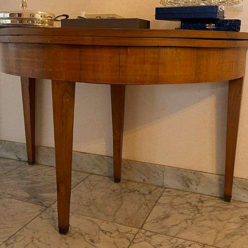 Table demi-lune en noyer en placage de noyer. Pieds gaines. ...