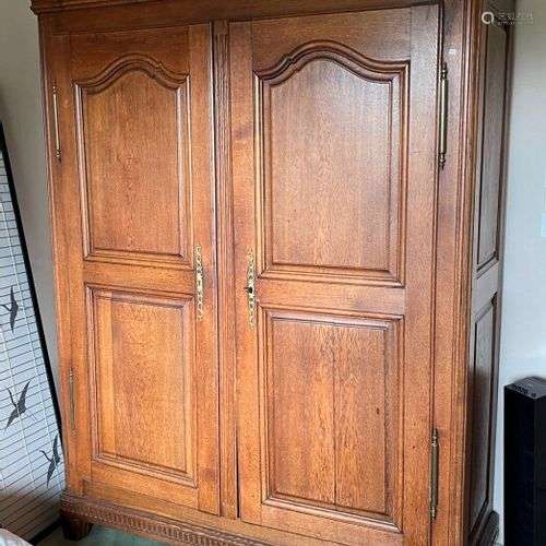 Armoire en bois naturel mouluré. XIXème. Haut : 210 cm. Larg...